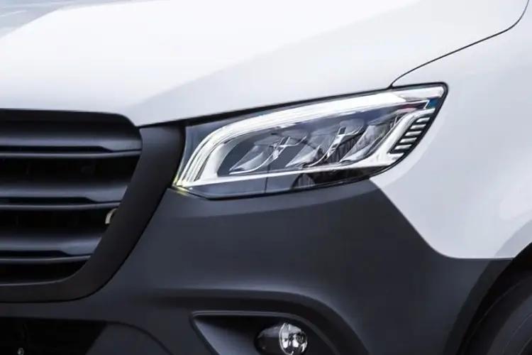 3971617 100kW 81kWh Pro Van Auto