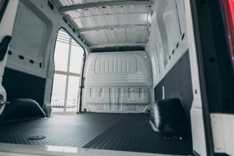 3972089 150kW 72kWh High Roof 14 Seater Auto