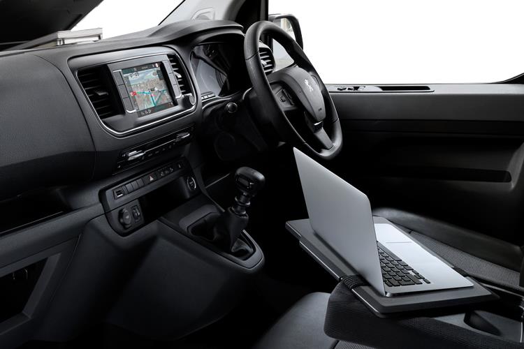 3910566 100kW 49kWh Professional Van Auto